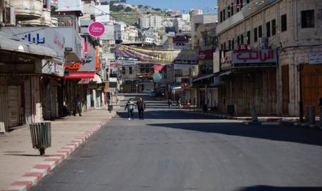 Orang Palestina Pertama yang Ditahan Israel Meninggal. Warga Palestina berjalan di Tepi Barat di Nablus (ilustrasi).