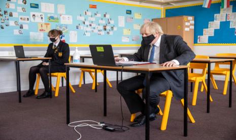 Perdana Menteri Inggris Boris Johnson berpartisipasi dalam kelas daring saat berkunjung ke Sedgehill School di Lewisham, Inggris, Selasa (23/2). Inggris berencana membuka sekolah pada Senin (8/3).