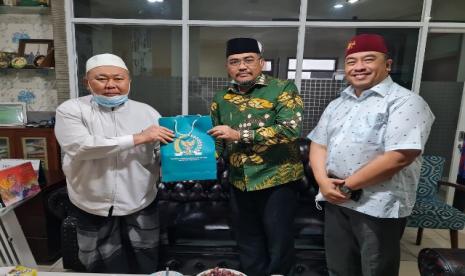 Wakil Ketua MPR Dr Jazilul Fawaid SQ MA menyerahkan cinderamata berupa buku karyanya berjudul Bahasa Politik Alquran kepada Rais Syuriyah PCNU Jakarta Pusat KH Kamaluddin didampingi Ketua PCNU Jakarta Pusat Gus Syaifuddin saat silaturahim di Kantor PCNU Jakarta Pusat, Senin (8/3).