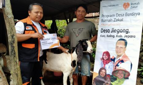 Rumah Zakat menyalurkan bantuan modal berupa kambing kepada dhuafa terdampak pandemi yang berkepanjangan. 