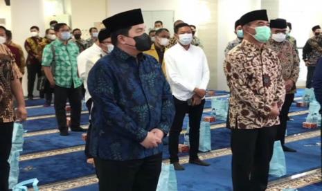 Peresmian Masjid At-Tanwir Mundur karena Pandemi. Menteri Badan Usaha Milik Negara (BUMN) Erick Thohir menghadiri peresmian Masjid At-Tanwir di kompleks Gedung Pusat Dakwah Muhammadiyah, Jakarta Pusat pada Kamis (11/3). 