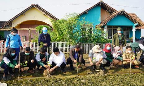 Wakil Rektor I Unissula, Dr Umar Ma’ruf (keempat dari kiri) bersama- sama mahasiswa peserta KKN dan masyarakat Desa Gemulak, Kecamatan Sayung, Kabupaten Demak melaksanakan penanaman 1.000 batang bibit mangrove, Senin (15/3).