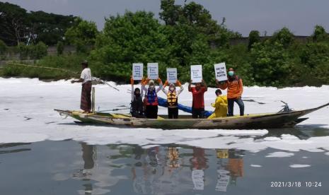 Komunitas Tolak Plastik sekali pakai (KTP), Mahasiswa Pecinta Alam Universitas Muhammadiyah Surabaya (Mupalas) dan ECOTON melakukan penelitian air di Sungai Tambak Wedi, Surabaya pada Kamis siang (18/3). 