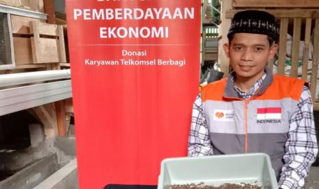 Badan Usaha Milik Masyarakat (BUMMas) Inpirasi Negeri melaksanakan panen prepupa yang didampingi oleh Fasilitator Rumah Zakat, Senin (15/3). 