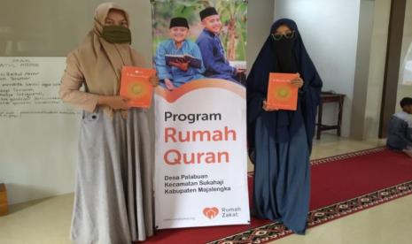 Rumah Zakat kembali berbagi dengan menyalurkan 25 Mushaf Alquran dan 15 Mushaf Iqro untuk Pesantren Tahfizh Baitul Abror di Desa Berdaya Palabuan, Majalengka.