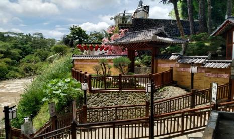 Suasana Jeju Park, anjungan Korea di Malaya Park Taman Wisata Karangresik, Kota Tasikmalaya, Rabu (24/3).