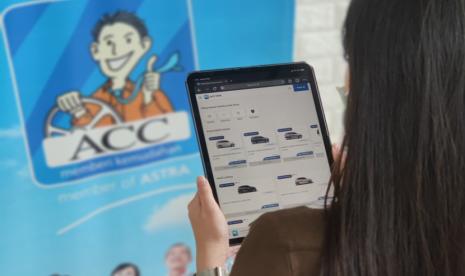 Seorang pelanggan sedang mengakses ACC ONE di website acc.co.id. Astra Credit Companies (ACC) mencatat kenaikan pengajuan kredit secara digital hingga 102% melalui ACC ONE Web. 