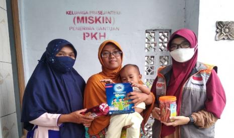 Tekan stunting, Rumah Zakat berikan bantian PMT.