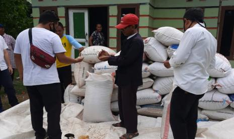 Upaya Kementerian Pertanian (Kementan) untuk menstabilkan harga gabah petani saat panen raya terus dilakukan oleh Tim Gerakan Serap Gabah Petani (GSGP) yang menyasar ke wilayah dengan harga gabah di bawah HPP.