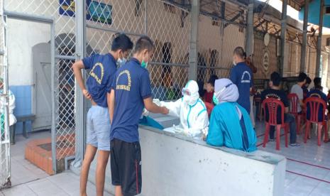 Ratusan napi di Lapas Kelas II B Tasikmalaya menjalani tes swab, Kamis (8/4). Dinas Kesehatan Kota Tasikmalaya berencana melakukan tes swab ulang di Lembaga Permasyarakatan (Lapas) Kelas II B Tasikmalaya. Namun, pihak lapas menilai rencana itu tak perlu dilakukan.