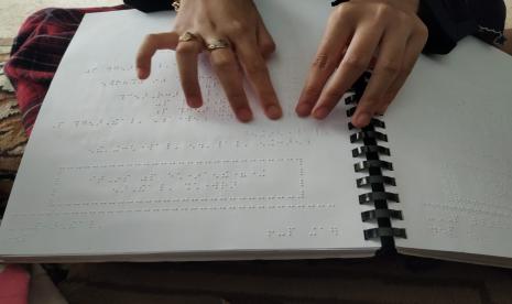 Sejumlah penyandang disabilitas netra membaca Alquran braille