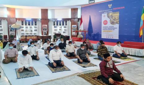 Warga Indonesia beribadah tarawih di Kedutaan Besar RI (KBRI) Addis Ababa sekali seminggu, setiap Sabtu malam.