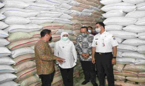 Gubernur DKI Jakarta Anies Baswedan (tengah) dan Bupati Ngawi, Ony Anwar, menandatangani perjanjian kerja sama hasil pertanian di Kecamatan Geneng, Ngwai, Ahad (25/4). Gubernur Provinsi Jawa Timur, Khofifah Indar Parawansa (kiri) turut menyaksikan penandatanganan itu.