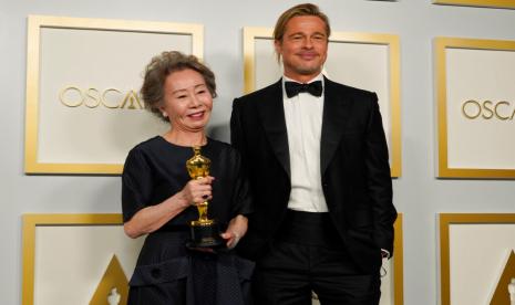 Aktris Korea Youn Yuh-jung berpose dengan Brad Pitt di press room Oscar, Ahad (25/4/2021). Youn Yuh-jung akan menjadi salah satu presenter Oscar tahun ini.