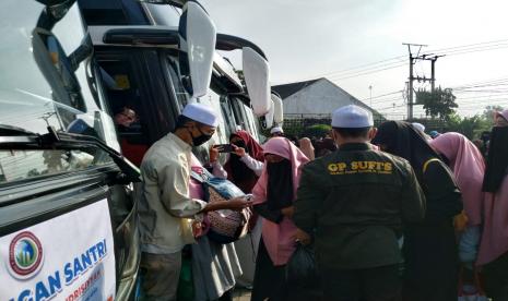 Ratusan santri Pondok Pesantren Idrisiyyah di Kecamatan Cisayong, Kabupaten Tasikmalaya dipulangkan ke rumah mereka masing-masing, Sabtu (1/5). Pemulangan dilakukan dengan menggunakan bus dan minibus yang disewa khusus para santri. 