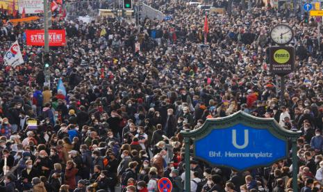 Aksi memperingati hari buruh sedunia di Hermannplatz, Berlin, Jerman, Ahad (1/5).