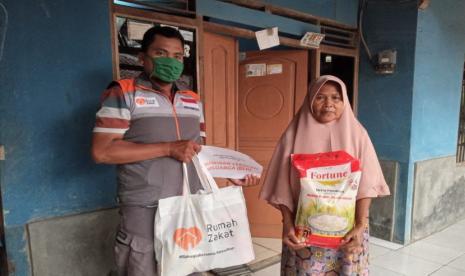 Rumah Zakat menyalurkan paket Bingkisan Lebaran Keluarga (BLK) kepada salah seorang penerima manfaat yaitu Enying (65 tahun).