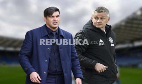 Pelatih AS Roma Paulo Fonseca (kiri) beradu taktik dengan pelatih Manchester United Ole Gunnar Solskjaer di semifinal Liga Europa.