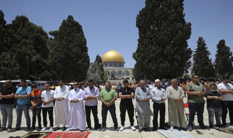 Umat Muslim mengambil bagian dalam salat Jumat di Masjid Dome of the Rock di kompleks Masjid Al-Aqsa di Kota Tua Yerusalem, Jumat, 28 Mei 2021.