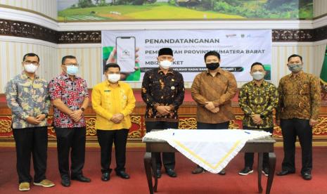 Kiri-kanan: Doni Rahmat Samulo-Karo PBJ Setda Prov Sumbar, Ikbal Dwipayana-Karo Pemerintahan dan Otda, Benny Warlis-Pj. Sekda Prov Sumbar, Mahyeldi Ansharulla-Gubernur Sumbar, Rizal Paramarta-CEO Mbizmarket, Ryn Hermawan-COO Mbizmarket, Rivie Rahman-Head Sales Mbizmarket