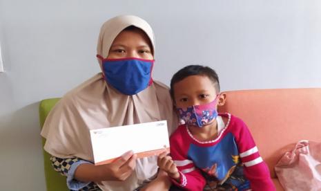 Rumah Zakat kembali menyalurkan bantuan ekonomi. Kali ini bantuan disalurkan kepada Zakiah Fitri, salah seorang ibu luar biasa yang saat ini memiliki 2 anak yang masih bersekolah. 