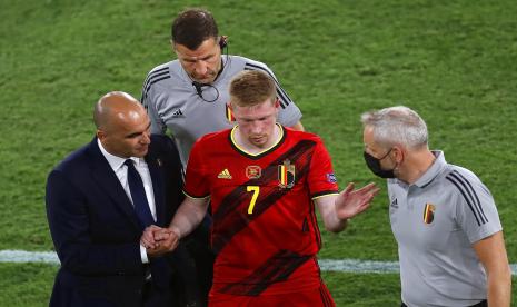  Kevin De Bruyne (tengah) dari Belgia meninggalkan lapangan setelah cedera saat pertandingan sepak bola babak 16 besar UEFA EURO 2020 antara Belgia dan Portugal di Seville, Spanyol, 27 Juni 2021.