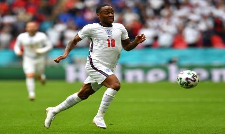 Raheem Sterling dari Inggris beraksi selama pertandingan sepak bola babak 16 besar UEFA EURO 2020 antara Inggris dan Jerman di London, Inggris, 29 Juni 2021.