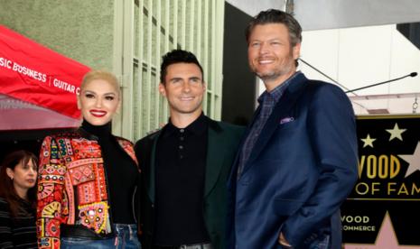 Penyanyi Adam Levine diapit oleh pasangan selebritas yang telah menikah pada awal Juli 2021, Gwen Stefani dan Blake Shelton.