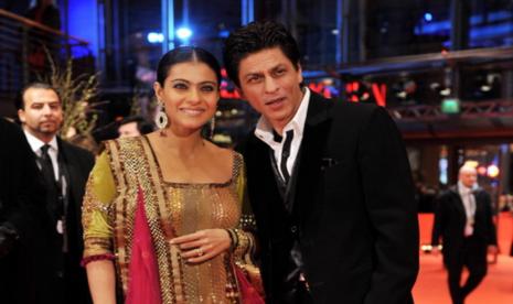 Aktor Bollywood Shah Rukh Khan (kanan) dan Kajol Devgan (kiri). Ada beberapa film terbaik yang dimainkan oleh Shah Rukh Khan dan Kajol.