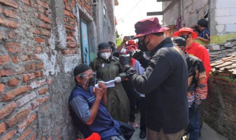 Kepala Badan Intelejen Negara (BIN), Jendral Polisi (Purn) Budi Gunawan, meninjau vaksinasi door to door di Tambak Rejo, Gayem Sari, Semarang, Jawa Tengah. Pada kesempatan itu dia juga memberikan 3.000 paket sembako bagi masyarakat Semarang yang terdampak Pemberlakuan Pembatasan Kegiatan Masyarakat (PPKM) Darurat.