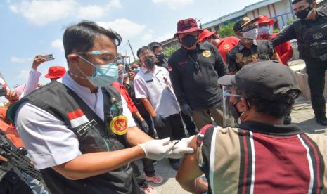 Kepala Badan Intelejen Negara (BIN), Jendral Polisi (Purn) Budi Gunawan, meninjau vaksinasi door to door di Tambak Rejo, Gayem Sari, Semarang, Jawa Tengah. Pada kesempatan itu dia juga memberikan 3.000 paket sembako bagi masyarakat Semarang yang terdampak Pemberlakuan Pembatasan Kegiatan Masyarakat (PPKM) Darurat.