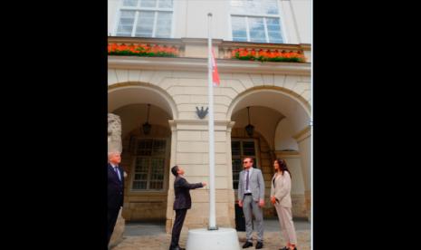 Dubes RI Kyiv, Prof Dr Yuddy Chrisnandi mengibarkan bendera Merah Putih di Balai kota Lviv disaksikan Konsul Kehormatan RI di Lviv, Mr Andriy Ionov; dan Acting Walikota Lviv, Mr Andriy Moskalenko.