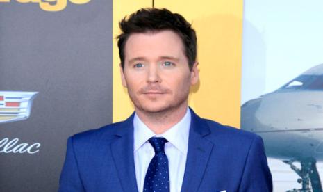 Aktor Hollywood Kevin Connolly dan bayinya yang baru berusia satu bulan positif Covid-19 varian delta.