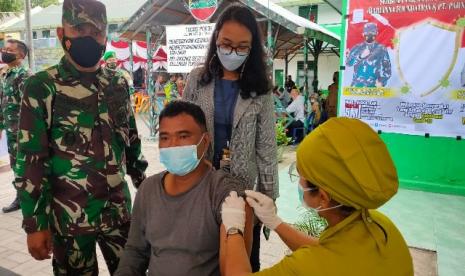 Vaksinasi di Samosir digelar di sejumlah titik yang berbeda. 