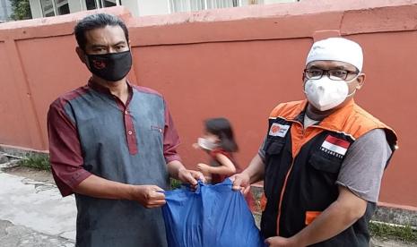 Rumah Zakat bantu warga yang sedang menjalani isolasi mandiri.