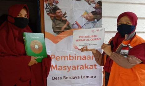 Astra Hotel Balikpapan melalui Rumah Zakat menyalurkan bantuan wakaf Alquran kepada Penerima Manfaat Program Kelas Belajar Alquran di Desa Berdaya Lamaru, Balikpapan pada Selasa (27/7).