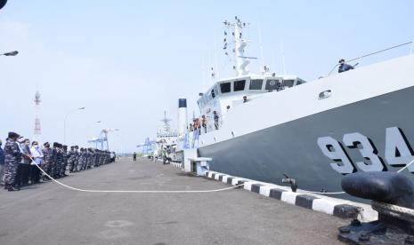 Kepala Staf TNI Angkatan Laut, Laksamana Yudo Margono, saat melepas keberangkatan Ekspedisi Jala Citra I Aurora TNI AL di Dermaga Pondok Dayung, Komando Armada I, Tanjung Priok, Jakarta Utara, Selasa (03/08).