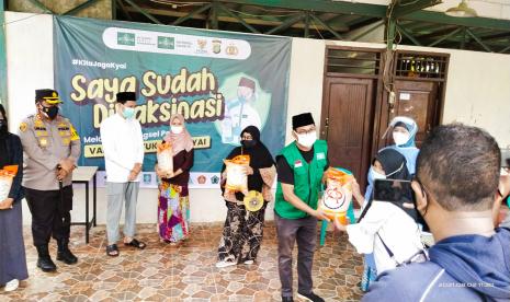 Pimpinan Cabang Nahdatlul Ulama (PCNU) Tangsel Peduli Kemanusiaan ambil bagian dalam ikhtar lahir dengan mengadakan vaksinasi Covid-19 kepada masyarakat Kota Tangsel. Kegiatan dipusatkan di Pondok Pesantren Al Tsaniyyah melalui program Jaga Kiyai, Sabtu (02/08). 