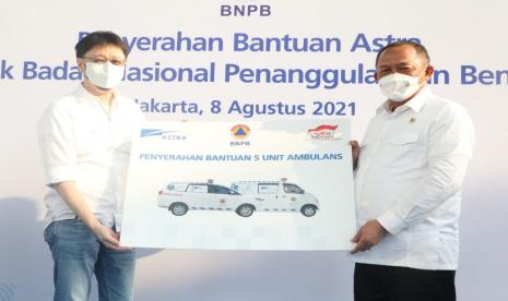 Penyerahan bantuan 5 unit Ambulans secara langsung oleh Presiden Direktur Asuransi Astra Rudy Chen. Penyerahan ini diterima oleh Kepala BNPB sekaligus Ketua Satuan Tugas (Satgas) Penanganan Covid-19 Letjen TNI Ganip Warsito di Gedung Graha BNPB, Jakarta Timur, Minggu (8/8).