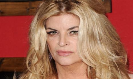 Aktris senior Kirstie Alley tak sepakat dengan usulan penggantian istilah menyusui breastfeeding (meneteki) dengan chestfeeding agar lebih inklusif gender. Ia menanggap penggantian istilah itu sama saja meniadakan perempuan.