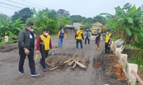  Kamis (19/8) pagi, tampak Bupati Dodi Reza Alex Noerdin geram saat meninjau lokasi Jembatan dan Jalan di Desa Bailangu dan Epil yang rusak berat.