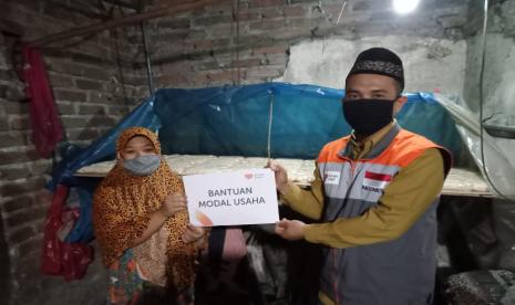 Elok Suryati sangat gembira karena mendapatkan bantuan modal usaha dari Rumah Zakat untuk meningkatkan produksi usaha tempenya.