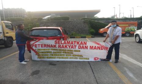 Peternak unggas mandiri terus berupaya mencari keadilan. Sejumlah peternak unggas mandiri membentangkan spanduk tuntutan, setelah sebelumnya dilarang berunjuk rasa depan istana. 