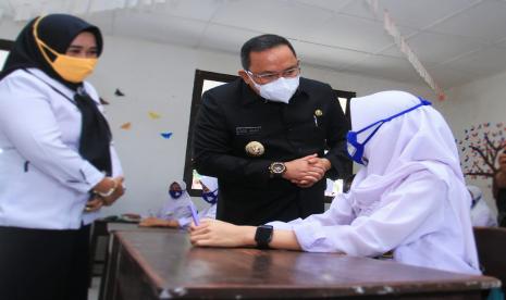 Senin (23/8) pagi aktifitas Pembelajaran Tatap Muka (PTM) secara terbatas bagi SD-SMP sederajat di Musi Banyuasin dimulai. Di kesempatan hari perdana ini, Bupati Dr Dodi Reza Alex Noerdin Lic Econ MBA menyempatkan diri memantau secara langsung beberapa SD-SMP di Kota Sekayu yakni diantaranya di SMP Negerk 1 Sekayu dan SD Negeri 3 Sekayu.