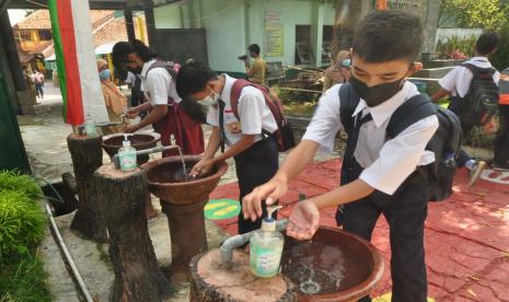 Para siswa kelas VII SMPN 4 Ungaran, kabupaten Semarang mengikuti pembelajaran tatap muka (PTM) di sekolah, Senin (23/8). Sebanyak 52 SMP negeri, 49 SMP swasta, 455 SD negeri dan 28 SD swasta yang ada di Kabupaten Semarang, hari ini menggelar PTM serentak terbatas dan menerapkan protokol kesehatan ketat.