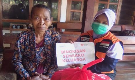 Program Gerakan Bingkisan Sembako Keluarga, Rumah Zakat secara tidak langsung telah membantu pemerintah dalam mengatasi salah satu masalah yang terjadi akibat pandemi, yakni meningkatnya angka kemiskinan di negeri ini.