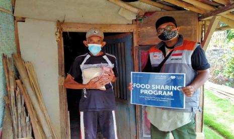  Rumah Zakat bersama SymAsia Foundation terus berupaya meringankan beban masyarakat terdampak Covid-19 dengan menghadirkan program Sedekah Pangan.