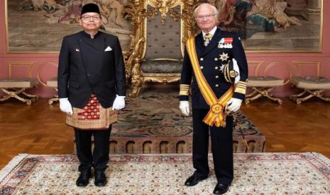 Dubes RI untuk Kerajaan Swedia dan Republik Latvia, Kamapradipta Isnomo (kiri) bertemu Raja Swedia, Carl XVI Gustaf di Istana Kerajaan di Stockholm, Kamis (26/8). 