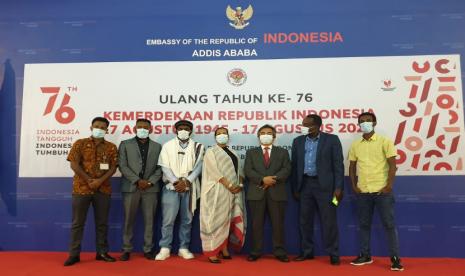 Duta Besar RI untuk Ethiopia, Djibouti dan Uni Afrika, Al Busyra Basnur (ketiga dari kanan) bersama enam orang anggota delegasi pariwisata Ethiopia, Selasa (31/8).