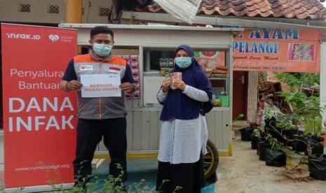 Rumah Zakat menyalurkan bantuan melaui program UMKM Bangkit.